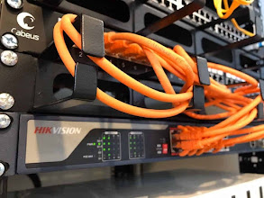 Серверная стойка: регистратор Hikvision и коммутатор